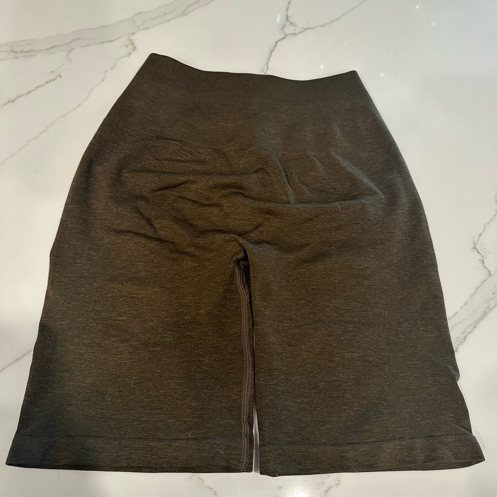 NWOT Alphalete Amplify Short 7.5” - Picture 2 of 6